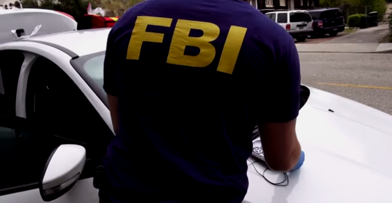 Por identificarse como del FBI se salvó de correr con el mismo final que George Floyd (video)