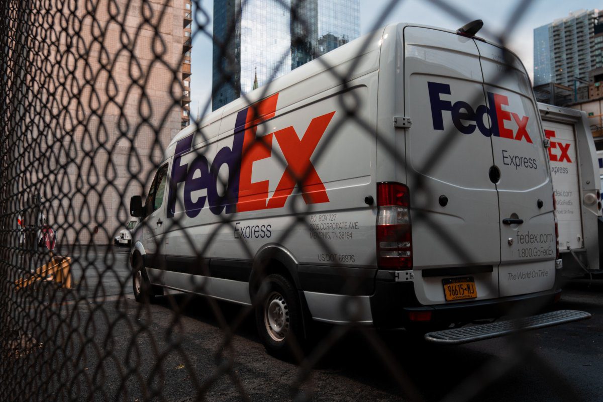 Conductor de FedEx arroja paquete y rompe su contenido en Fort Lauderdale