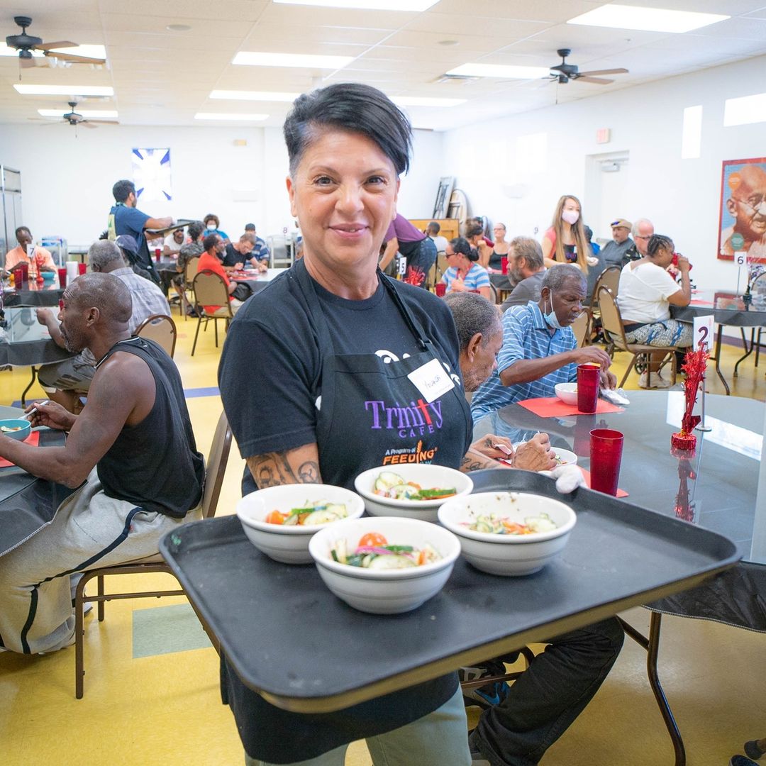 Abren nuevo local para servir comida a los necesitados en Tampa Bay