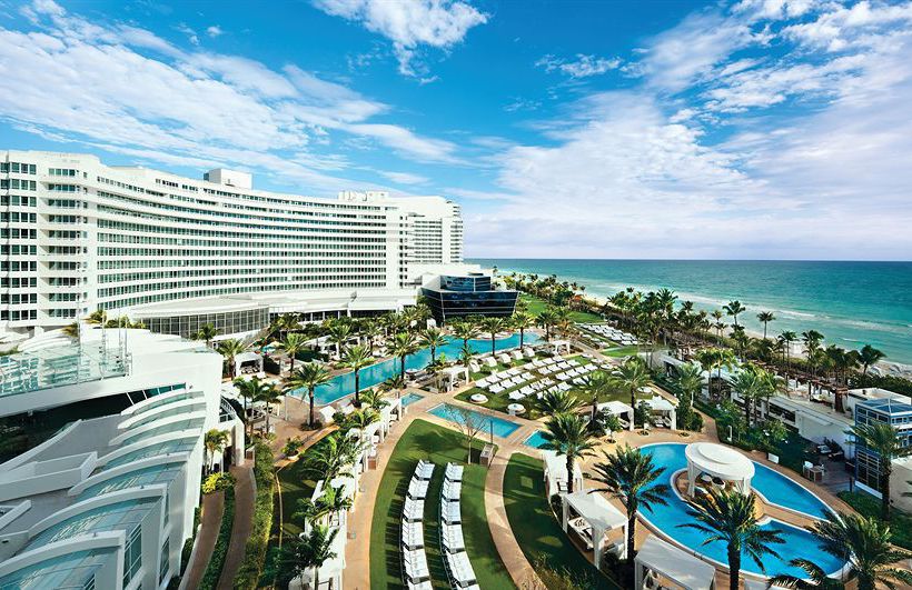 Fontainebleau Miami Beach invita a fiesta de los 90′ en la piscina