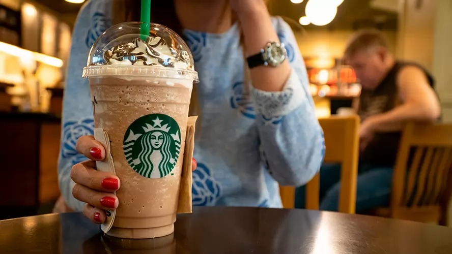 Starbucks ya no usará vasos desechables