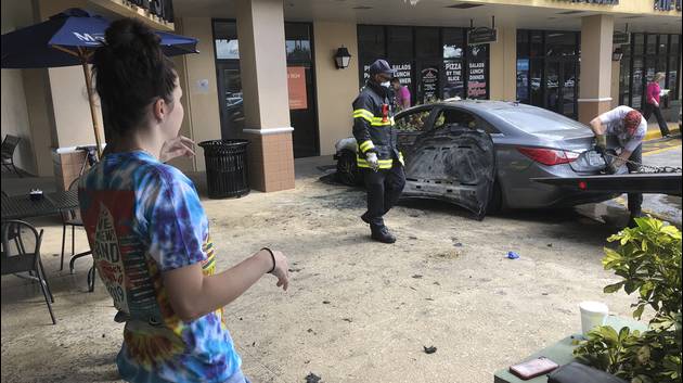 Se incendió un vehículo tras impactar contra un centro comercial en Coral Springs (video)