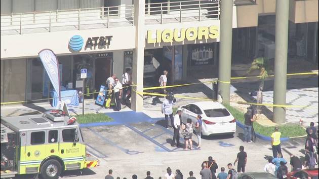 Un vehículo se estrelló contra una licorería en Miami-Dade