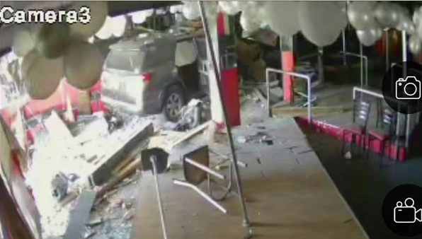 Mujer chocó su vehículo en un negocio de Miami-Dade
