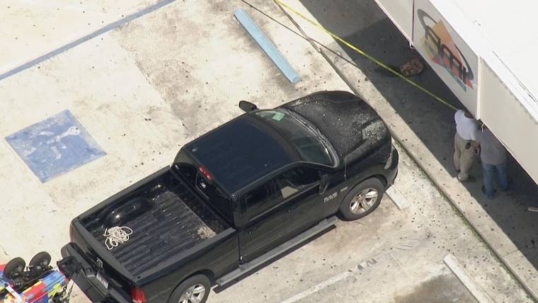 Conductor es arrestado después de impactar su camioneta contra una gasolinera en Fort Lauderdale