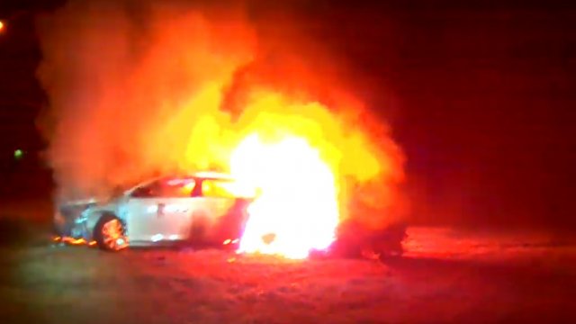 Oficiales rescataron a una mujer inconsciente de un vehículo en llamas en Farmville