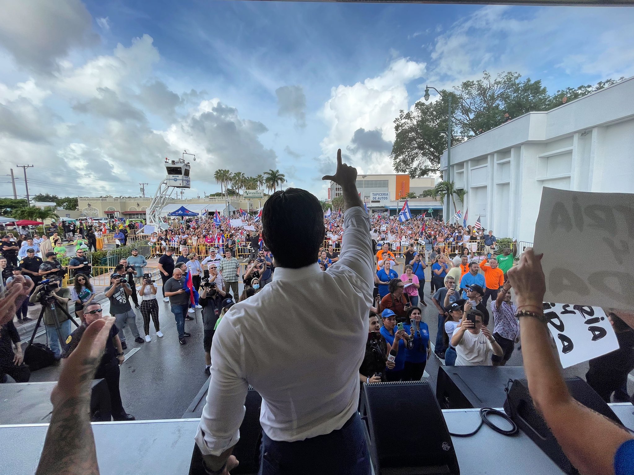 Francis Suárez estrena foto de perfil pidiendo la libertad de Cuba
