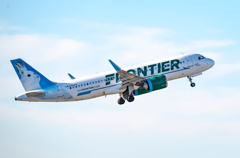 Otro vuelo caótico de Frontier Airlines: mujer “poseída” comenzó a gritar en el avión