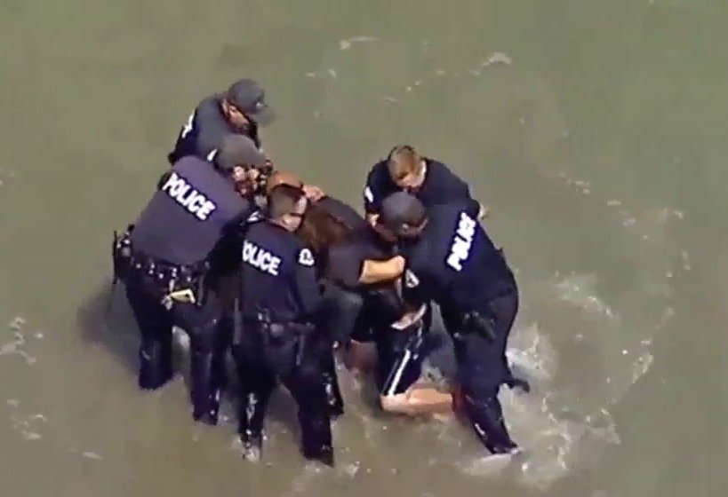 Mira la increíble persecución policial de un prófugo en una playa (Video)