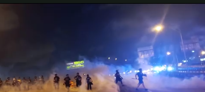 La policía disuelve marcha de Black Lives Matter con gases lacrimógenos