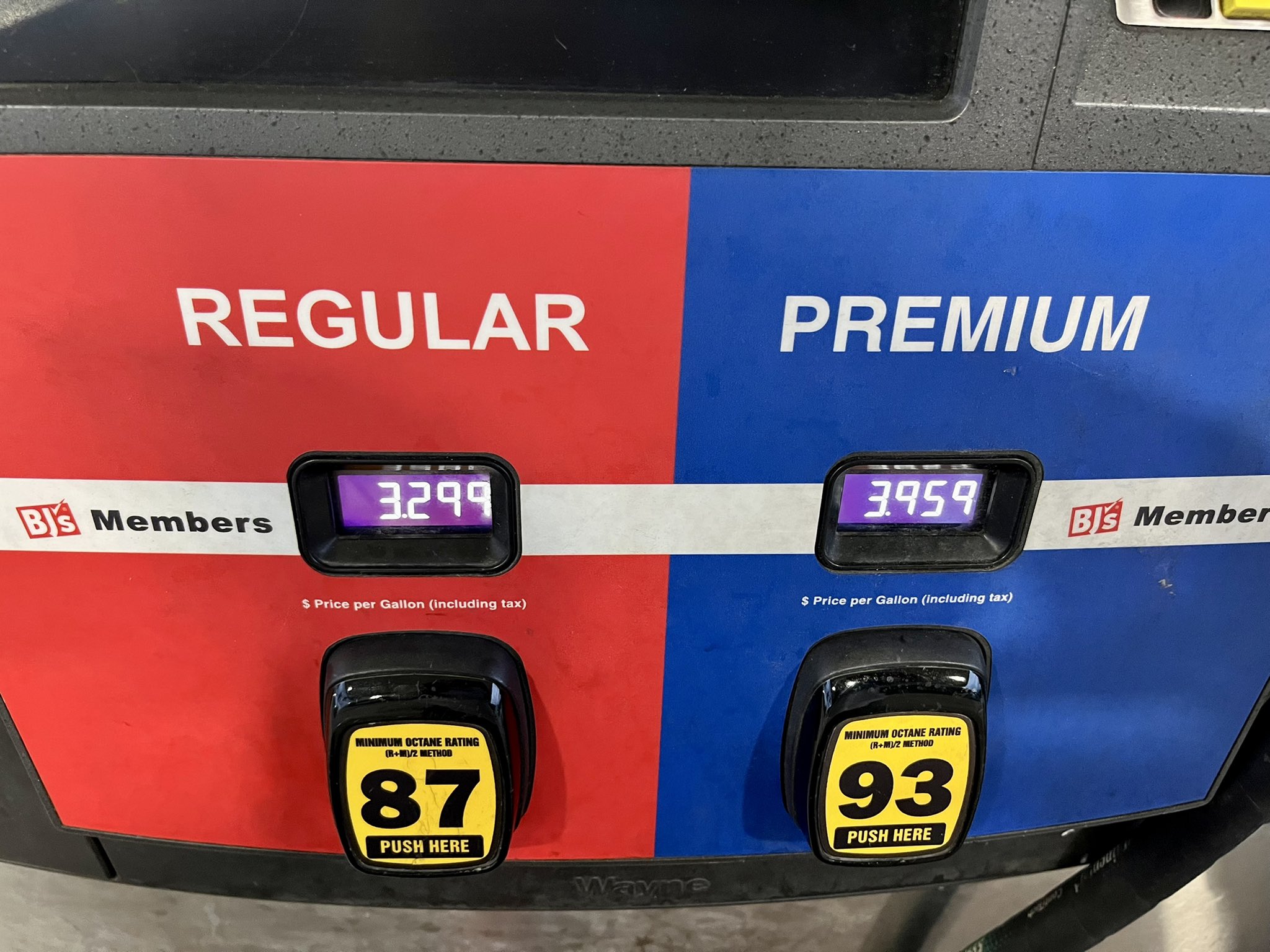 La gasolina en Florida vuelve a caer esta semana. Este es el precio actual