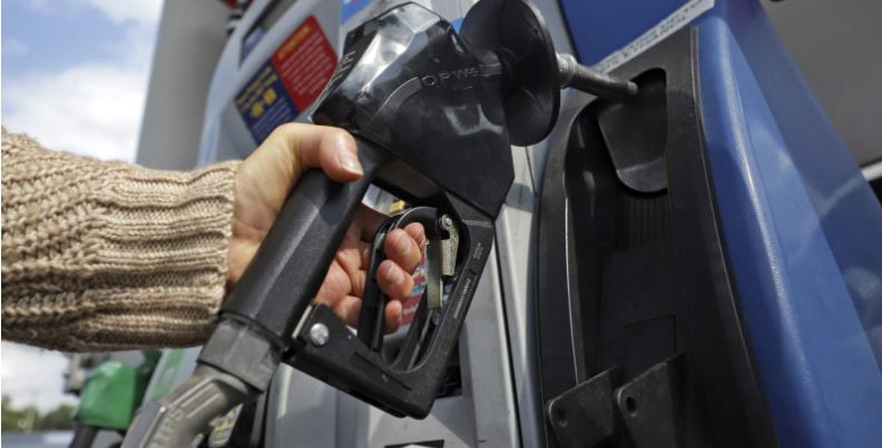 Precios de gasolina en Florida caen ante repunte del coronavirus
