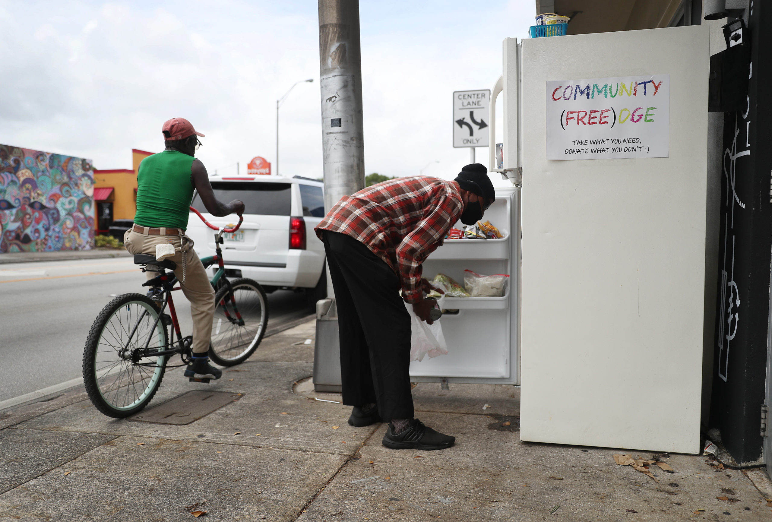 Colocan refrigeradores llenos de comida gratis en Miami