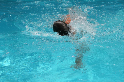 ¡Impresionante! Esta niña le salvó la vida a un niño casi ahogado en una piscina