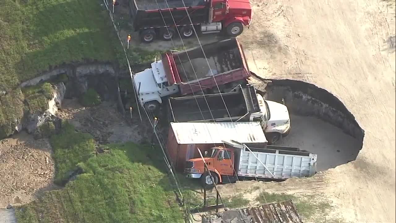 ¡Increíble! Camiones cayeron en grandes hoyos formados en Orlando