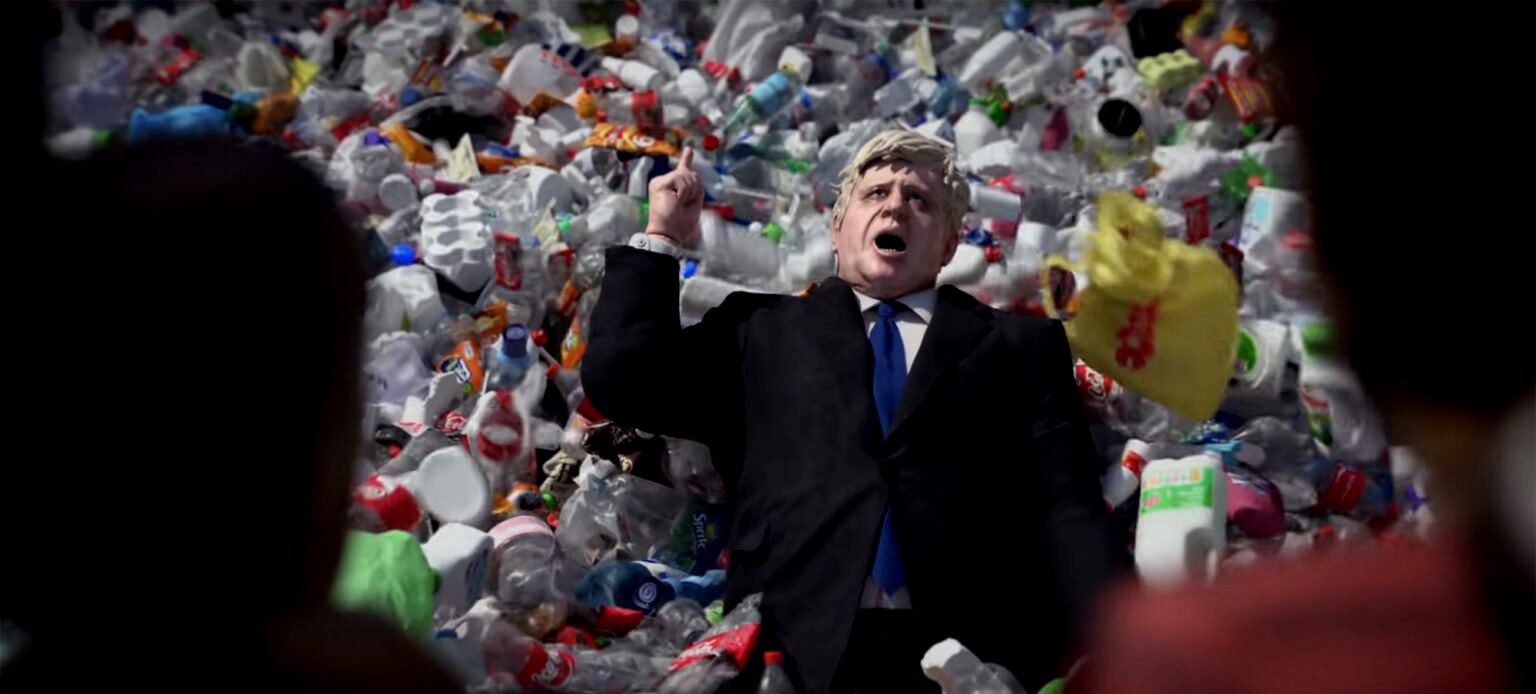 ¡Impresionante! Greenpeace ‘entierra’ a Johnson en plástico para denunciar la exportación británica de basura