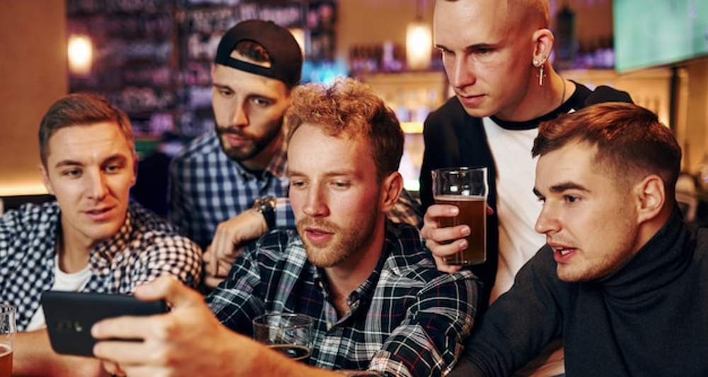 ¡Por su salud! La ciencia revela cuántas veces necesitan salir los hombres solo con amigos