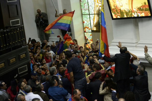Grupos que respaldan al Gobierno irrumpen armados en Sesión de Asamblea Nacional venezolana
