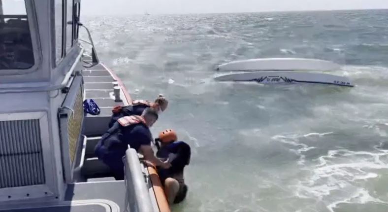 ¡Espectacular! Rescate de hombre tras volcamiento de su catamarán en Pine Key