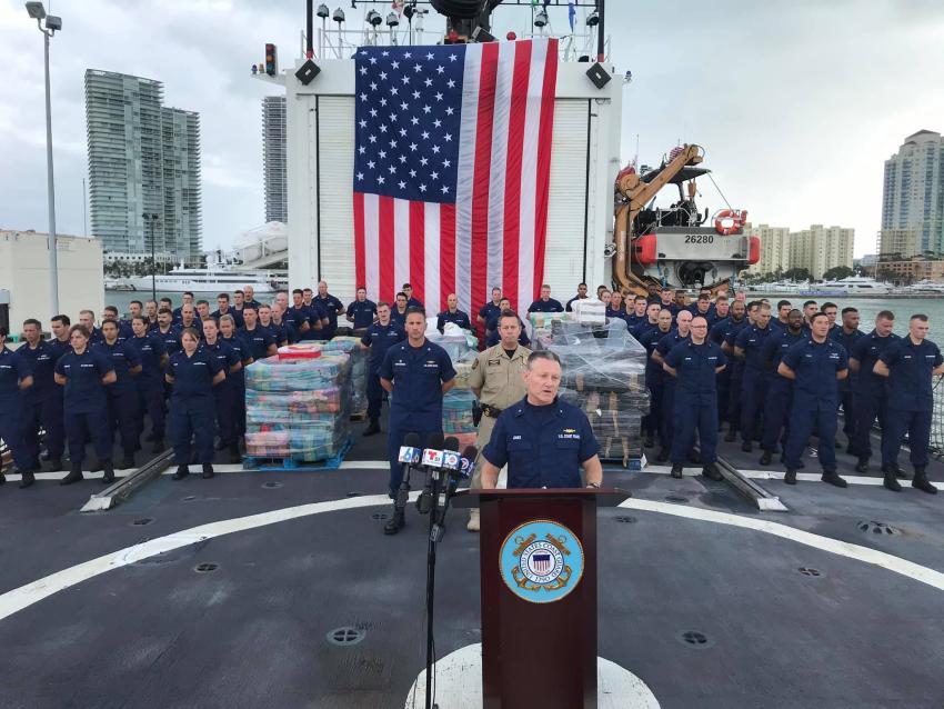 Guardia Costera descarga 27.000 libras de droga en Miami Beach