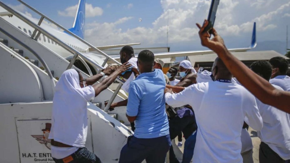 Haitianos deportados intentaron abordar a la fuerza un avión para regresar a EE UU