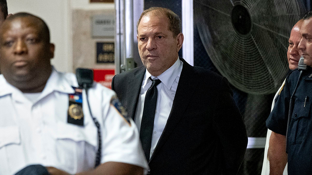 Harvey Weinstein fue acosado por dos mujeres en un club nocturno para reclamarle por cargos de abuso sexual
