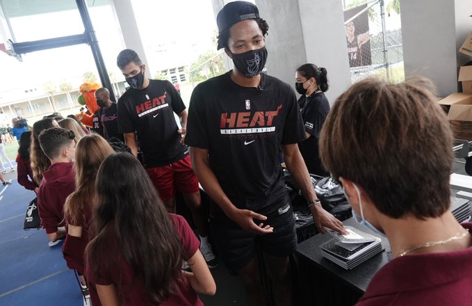 Jugadores del Miami Heat entregan material escolar a niños afectados en Surfside