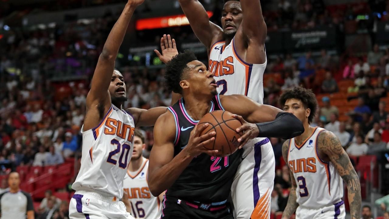 Heat se aleja de la zona de playoff tras caer ante Suns