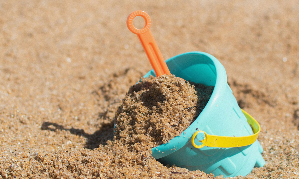 ¿Es tan peligroso hacer agujeros en la playa? Bomberos de Miami-Dade responde