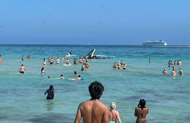 Un helicóptero se estrelló en el mar alrededor de los turistas en Miami Beach (+Videos)