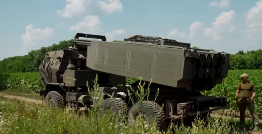 Ucrania dice que destruyó 50 depósitos de municiones rusos con cohetes HIMARS