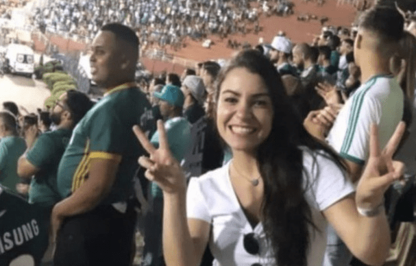 Una hincha infiltrada se toma un selfie en la tribuna rival y fanáticos la corren a golpes (VIDEO)