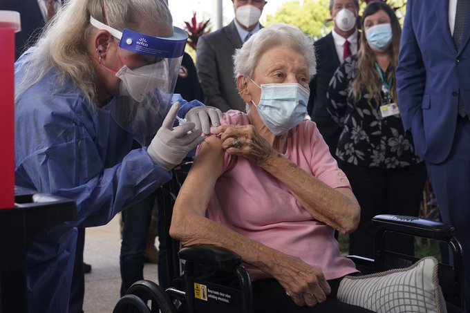 Florida: Hogares de ancianos fallan meta de vacunar a empleados