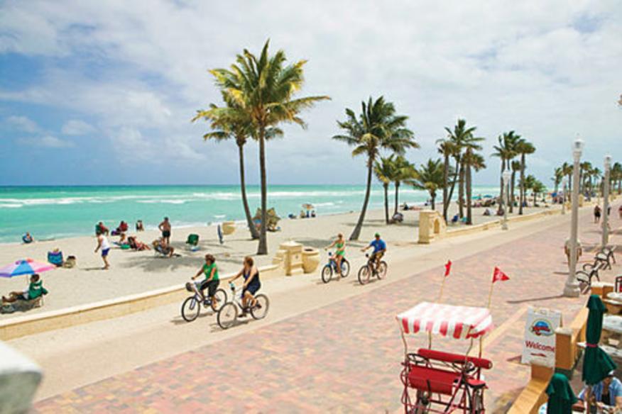 ¡Insólito! Hollywood Beach prohibirá toldos de playa, bicicletas y otros artículos