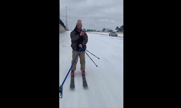 ¡Polémico! Video de hombre de Houston esquiando en carretera helada se vuelve viral