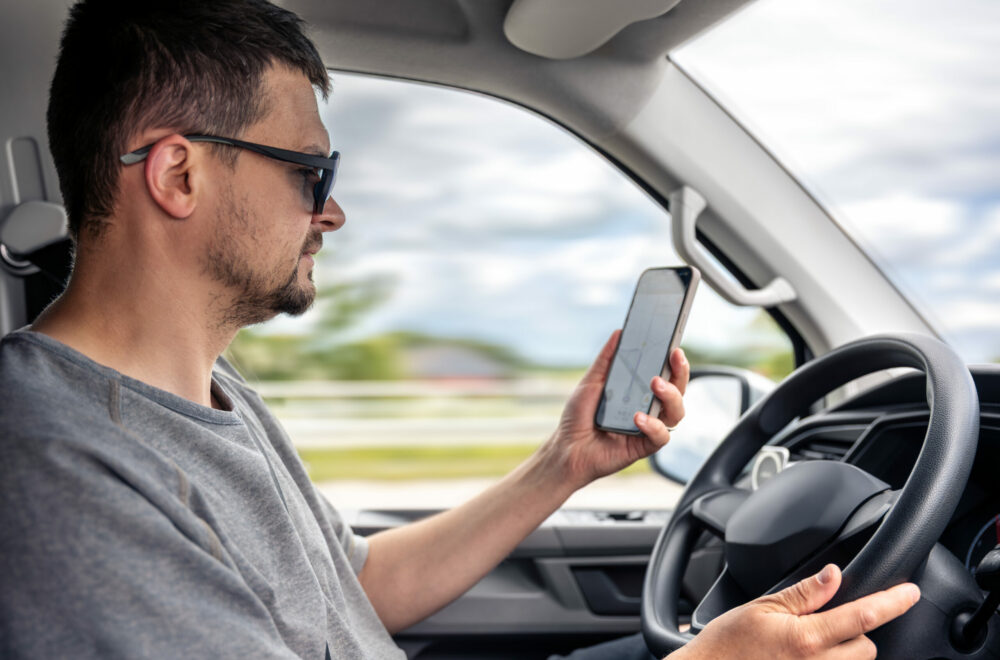 Proyecto de ley en Florida prohíbe sostener el celular al conducir
