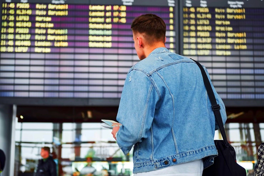 Proyecto de ley busca obligar a aerolíneas a reducir tiempo para aviso de retrasos