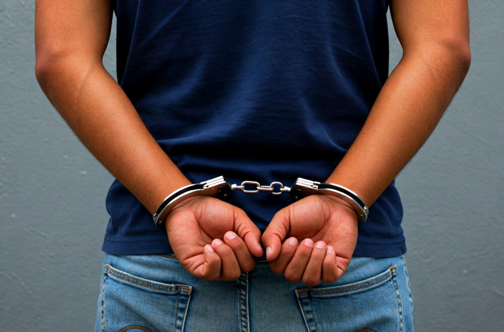 Detienen a hombre en Florida por crear identidad falsa y votar en dos elecciones