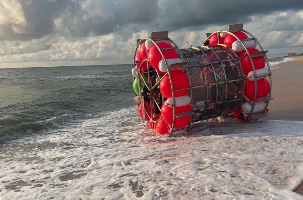 Fue arrestado por intentar cruzar el océano Atlántico en una rueda de hámster gigante
