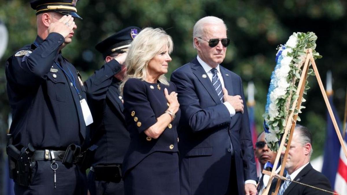 Biden participa en homenaje a policías fallecidos