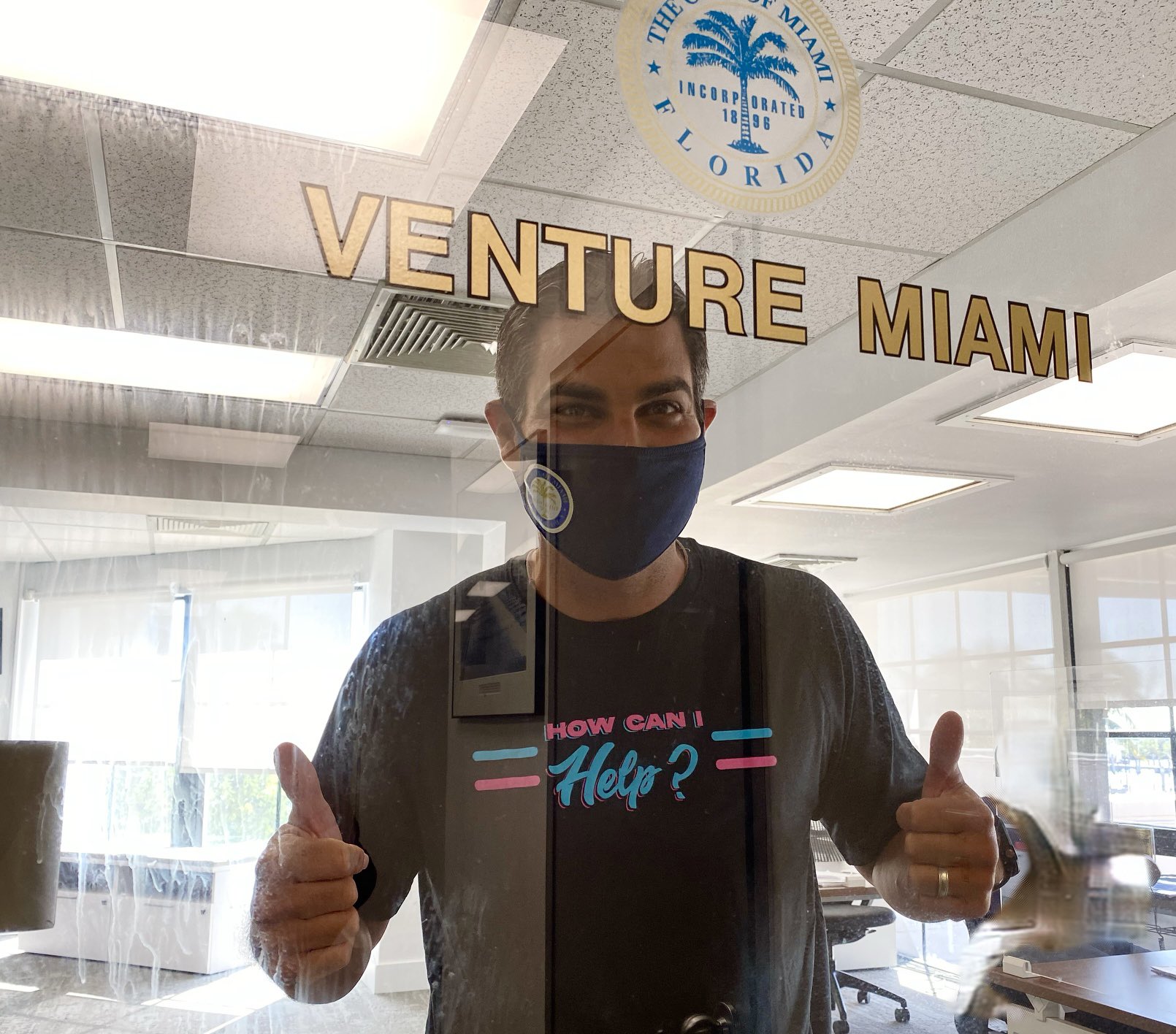 Alcalde de Miami impulsa campaña How can I help?