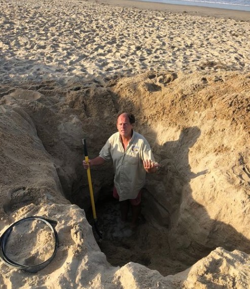 Advierten en EEUU que cavar hoyos en playas es peligroso