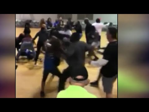 Hombre de Florida atacó a una joven durante juego de baloncesto juvenil (VIDEO)
