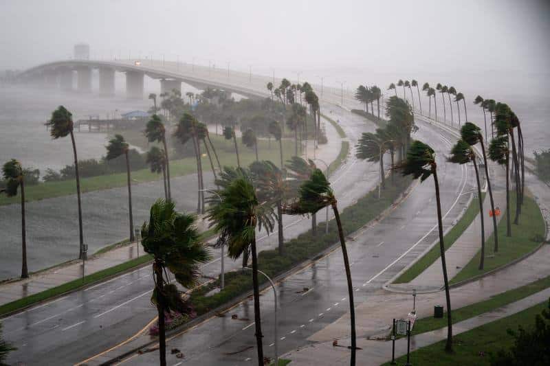 Ascienden a 100 los fallecidos por el huracán Ian en Florida este lunes