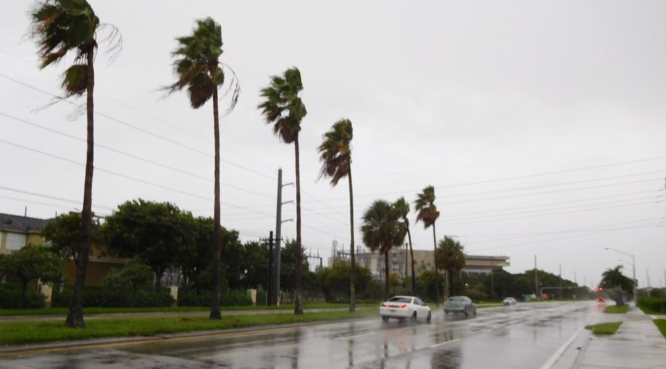 Autoridades bajan los niveles de canales de agua para afrontar las fuertes lluvias en el Sur de Florida