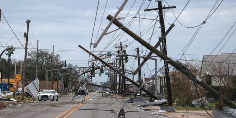 Más de 500.000 hogares siguen sin luz tras paso del huracán Laura en EEUU