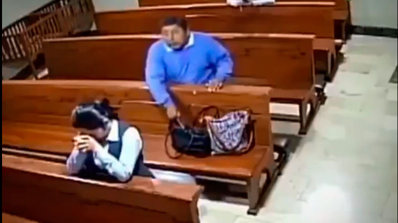 ¡Sin perdón de Dios! Hombre robó un teléfono en una iglesia de Ecuador mientras su dueña rezaba (+Video)