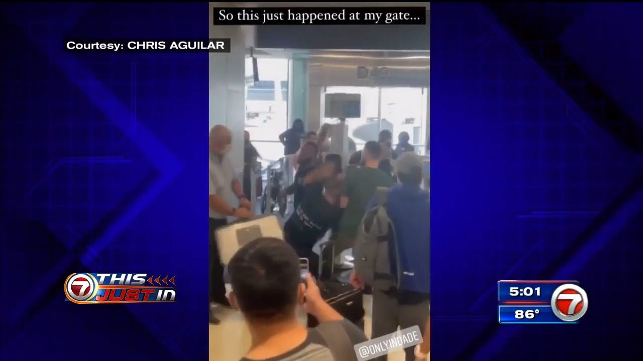 VÍDEO: Se registró una fuerte pelea entre dos hombres en el Aeropuerto de Miami