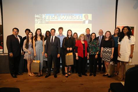 Estudiantes de las Escuelas Públicas de Miami-Dade son honrados por Elie Wiesel Foundation por sus composiciones sobre ética