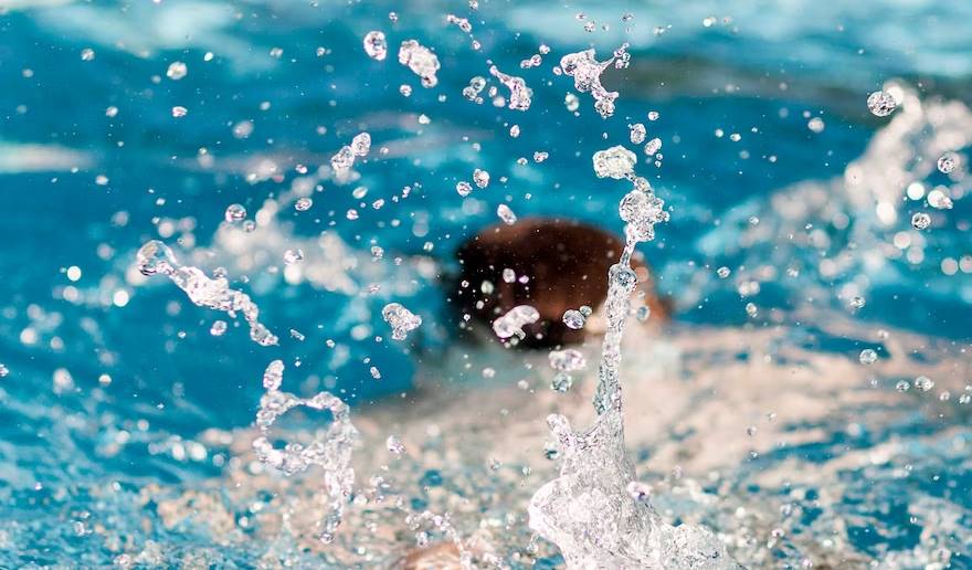 Repartidor de Amazon no toleró el calor y saltó a la piscina de un cliente